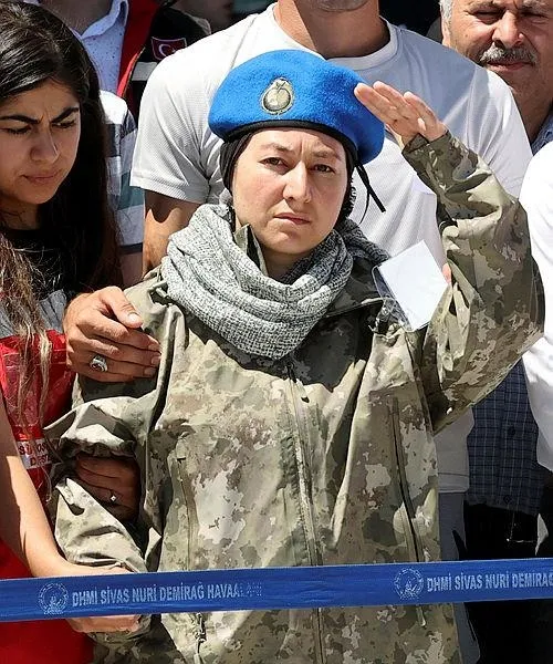 1691761803969.jpeg Türkiye şehitlerine ağlıyor! 85 milyonun yüreğinde kor... Kimi asker selamı verdi, kimi üniforma giydi, 6 aylık bebekten babasına en acı veda-6
