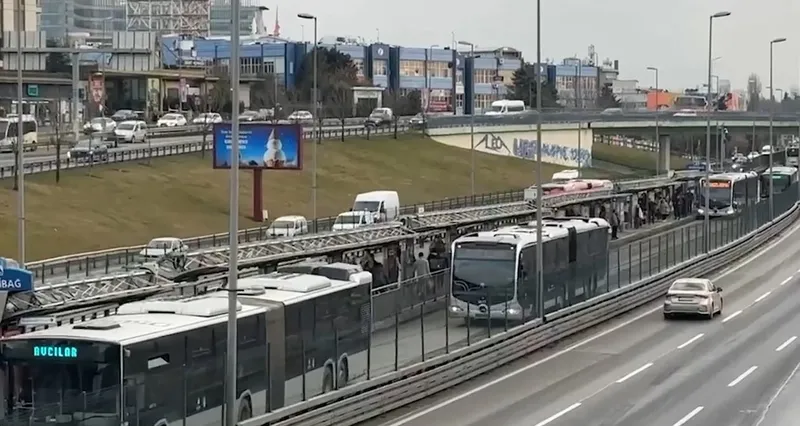 istanbulda-toplu-ulasim-cilesi-buyukcekmece-ve-eyupte-yangin-ayvansarayda-ariza-1741074617392.jpg