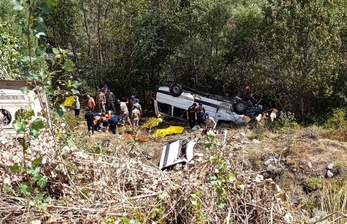 Sivas'ta yolcu minibüsü şarampole devrildi: 4 kişi hayatını kaybetti, 10 kişi yaralandı! Ölenlerin kimlikleri belli oldu-3