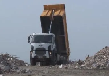 İskenderun'da enkaz kaldırma çalışmaları havadan görüntülendi: Döküm sahasına bir kamyon giriyor bir diğeri çıkıyor-2