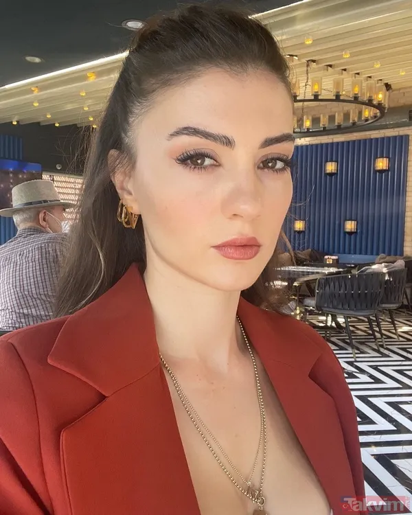 Burcu Özberk’ten bornozlu paylaşım! Güneş banyosu yapan Burcu Özberk sosyal medyaya damga vurdu: Yaktın ortalığı! - 8