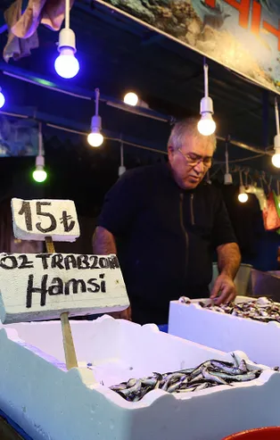 Karadeniz soğudu hamsi fiyatı yarıya düştü