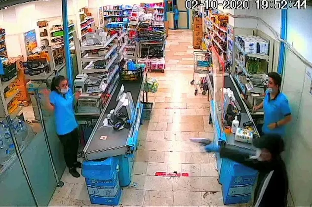Markette dehşet! Kasiyere silah doğrultup 2 bin lira alan zanlı yakalandı