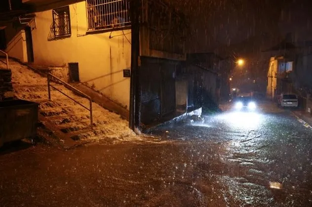 SON DAKİKA... İzmir'de sağanak yağış su baskınlarına yol açtı: Buca'da akıntıya kapılan kadın hastaneye kaldırıldı