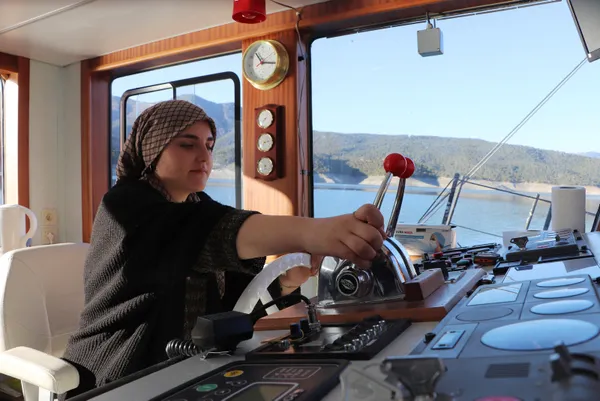 18-yasindaki-busra-feribot-kullaniyor-hayali-kaptan-olmak-1615362653452.jpg 18 yaşındaki Büşra feribot kullanıyor! Hayali kaptan olmak-3