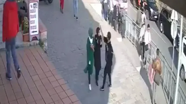 Karaköy’de başörtülü kızlara saldıran provokatör kadının yeni görüntüleri ortaya çıktı! Daha önce de aynısını yapmış-1