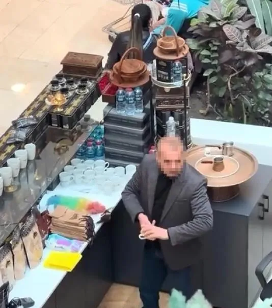 mide-bulandiran-goruntuler-kahve-dukkaninda-bardaklari-tukurukle-temizledi-1707842301166.jpeg