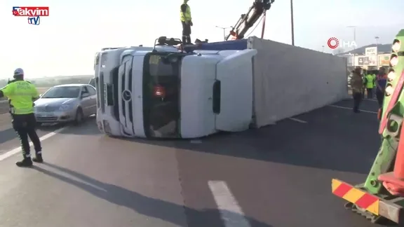Pendik TEM Otoyolu'nda tır devrildi