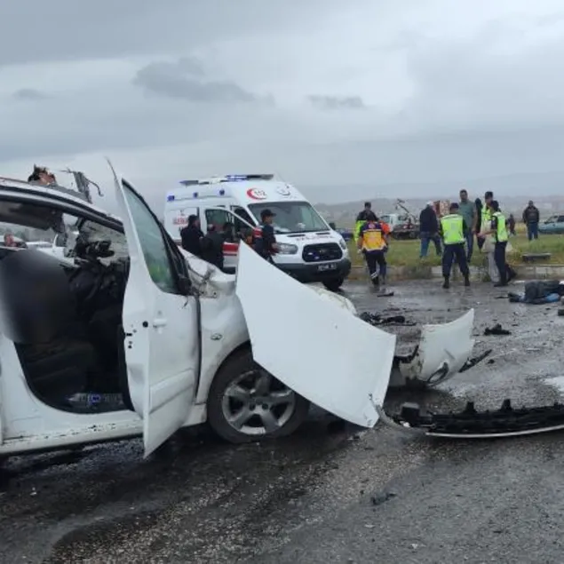 Vinçle çarpışan araçtaki baba-oğul öldü