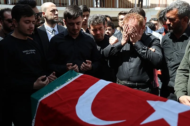 "EŞ"SİZ ACI: AYLA HOCANIN TABUTU BAŞINDA FENALAŞTI-1