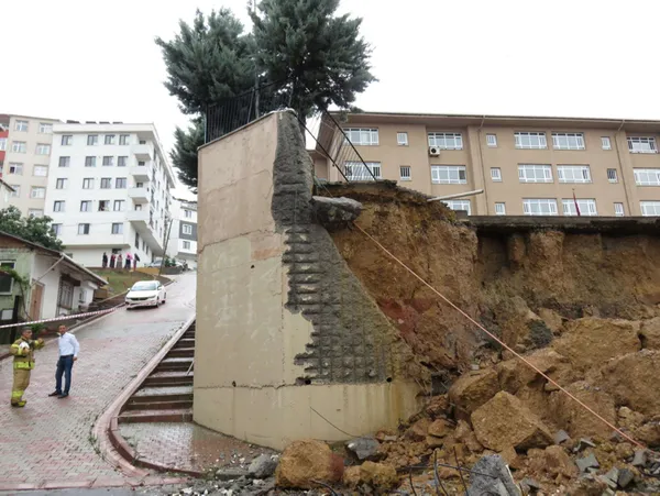 Son dakika: Sancaktepe'de okulun istinat duvarı çöktü-3