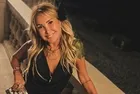 Yonca Evcimik'in 63. yaş partisine “İyi ki Doğdun 90'lar kraliçesi” yazılı pasta damga vurdu