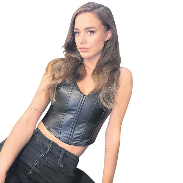 sarkici-emina-jahovic-kandili-istanbul-camilerinde-gecirdi-1665262365542.jpeg Şarkıcı Emina Jahovic Kandil'i İstanbul camilerinde geçirdi-16