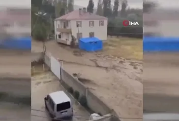 Van’da sağanak su baskınlarına neden oldu