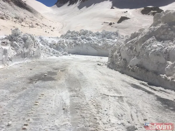 Kar nedeniyle kapalı olan Van-Bahçesaray yolunu açmak için Nisan ortasında ekipler çalışıyor - 7