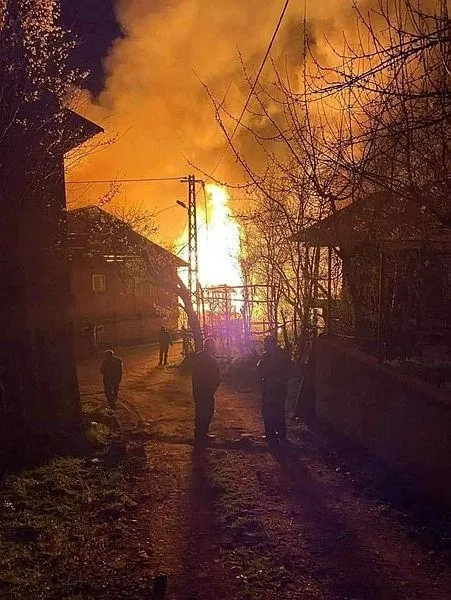 kastamonunun-pinarbasi-ilcesinde-yangin-3-ev-alevlere-teslim-oldu-2-kisi-hayatini-kaybetti-1619562455147.jpeg Kastamonu'nun Pınarbaşı ilçesinde yangın: 3 ev alevlere teslim oldu, 2 kişi hayatını kaybetti-3