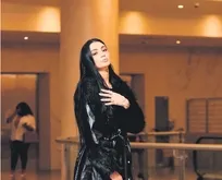 Mozambikli influencer Ana Barbara ameliyat öncesi alkollü iddiasıyla hayatını kaybetti