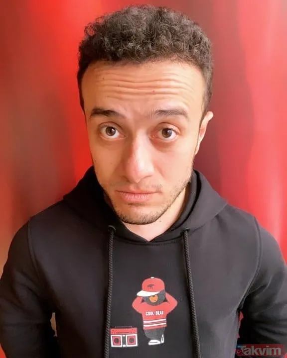 Bu Süreçte Yaptığı Paylaşımlarla Sık Sık Gündeme Gelen Ünlü Oyuncu, Son Olarak Sevgilisi Şenay Forbes Mayolu Pozuna Yaptığı Yorumla Dikkat Çekti.