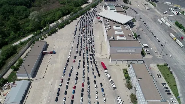 Kapıkule'de 'Paskalya' yoğunluğu! Bulgarlar akın akın Türkiye'ye gelmeye başladı-1