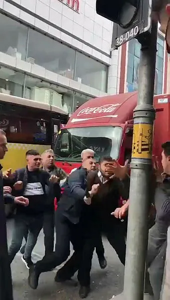 İETT şoförü ile kamyon sürücüsü birbirine girdi! İstanbul'da trafikte yol verme kavgası