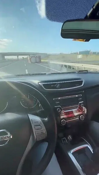 1640262524328.jpg Seyir halinde video çekerken önünde TIR devrildi! İşte saniye saniye ölümden kurtuluş anları-2