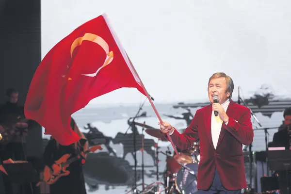 turkiyenin-dort-bir-kosesinde-konser-verdiler-cumhuriyetin-98-yildonumunde-milyonlarla-birlikte-bayram-sevinci-yasadilar-1635627284763.jpg Cumhuriyet coşkusu! Türkiye’nin dört bir köşesinde konser verdiler!-7