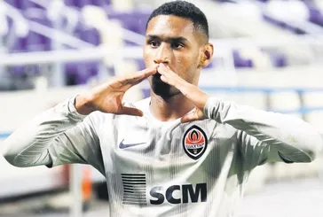 Galatasaray ve Fenerbahçe arasında kıyasıya transfer yarışı! 5 milyon Euro beklentisi olan Tete hangi takıma gidecek?