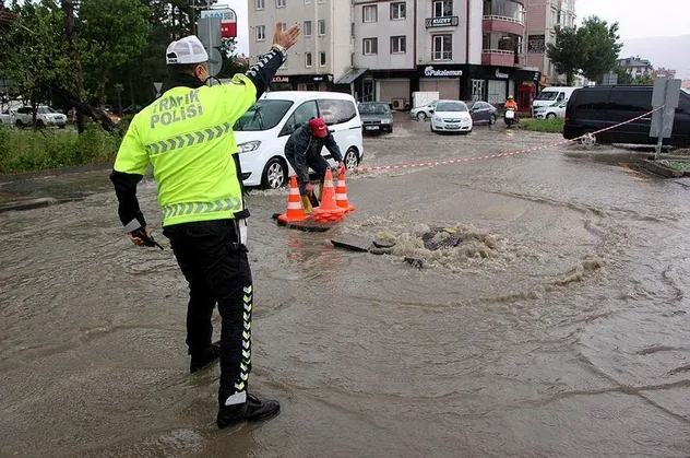 Son dakika: Bolu'da sağanak su baskınlarına neden oldu