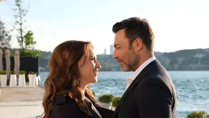 kizilcik-serbeti-dizisinde-soke-eden-cekim-hatasi-hic-kimsenin-fark-etmedigi-detay-ortaya-cikti-1712841950070.jpeg Kimsenin fark etmediği detay! Kızılcık Şerbeti'nde akıl tutulması yaşatan çekim hatası-3