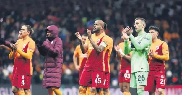 Galatasaray taraftarı Barcelona mağlubiyeti sonrası takımı bağrına bastı
