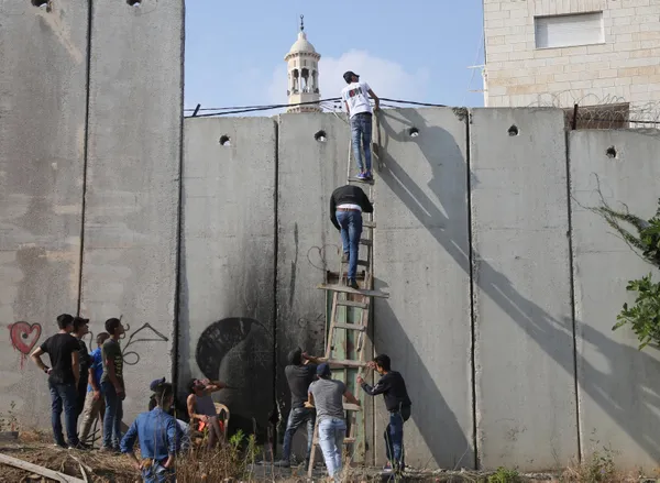 Filistinliler cuma namazı için İsrail'in engellerini böyle aşıyor-1