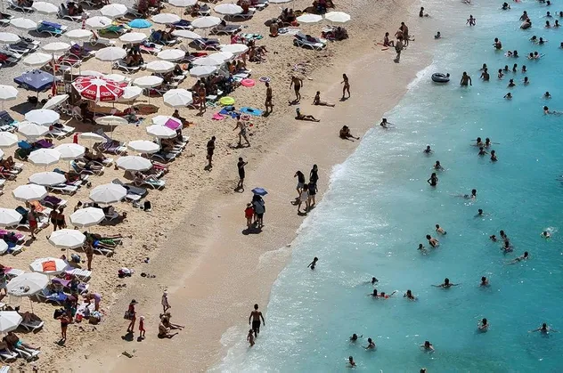 Turkuaz mavisi Kaputaş plajı 4 günde 25 bin ziyaretçi ağırladı