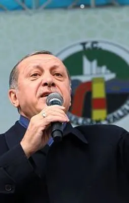 Erdoğan: Hemen o bayraklarınızı indirin