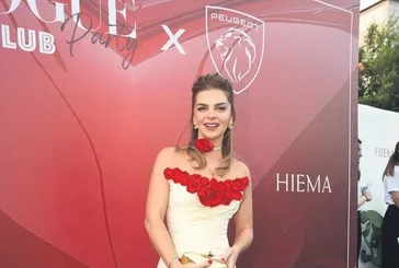 Pelin Karahan, Etiler'de bir mekanda davete katıldı