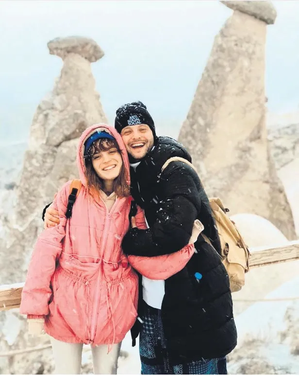 asli-bekiroglu-ile-sevgilisi-can-kockan-peri-bacalarinda-ask-tazeledi-1579817228051.jpeg Aslı Bekiroğlu ile sevgilisi Can Koçkan Peri Bacaları'nda aşk tazeledi-1