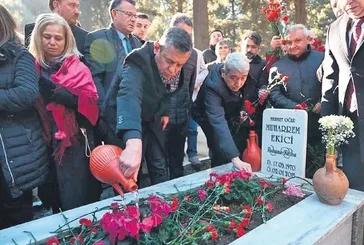Özgür Özel mezar ziyaretinde bu sefer rakı yerine su döktü!
