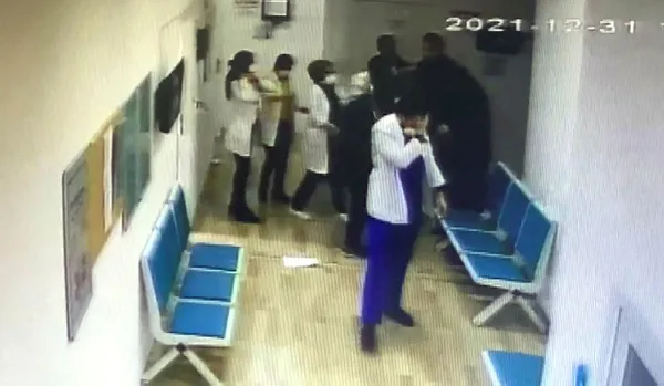 asi-olmak-isteyen-ailenin-erkek-uyesi-ogle-paydosundayim-diyen-doktoru-tekmeleyip-yumrukladi-1641020698368.jpg Aşı olmak isteyen ailenin erkek üyesi, "Öğle paydosundayım" diyen doktoru tekmeleyip yumrukladı-5