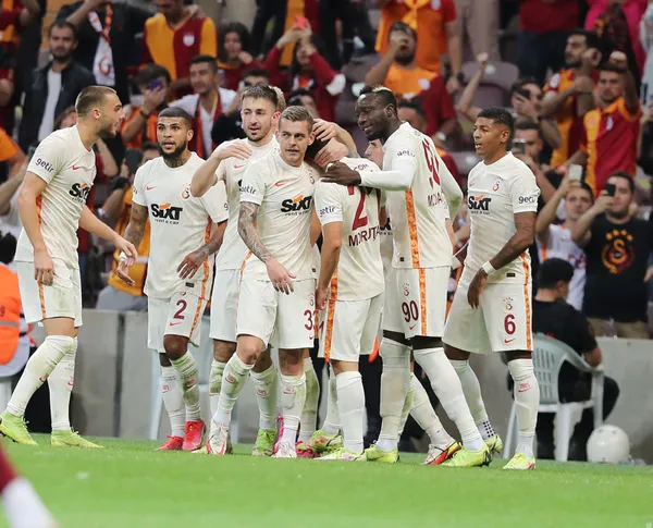 aslan-hata-yapmak-istemiyor-iste-caykur-rizespor-galatasaray-macinin-muhtemel-11leri-1633254066186.jpg Aslan hata yapmak istemiyor! İşte Çaykur Rizespor - Galatasaray maçının muhtemel 11'leri...-7