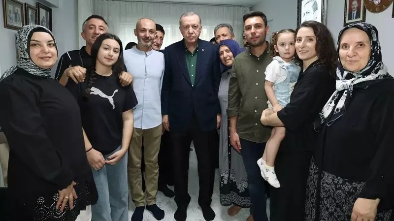 15-temmuzda-2-oglu-bir-damadini-sehit-vermisti-baskan-erdogandan-99-yasindaki-muzaffer-gulsene-ziyaret-1752486238941.jpeg