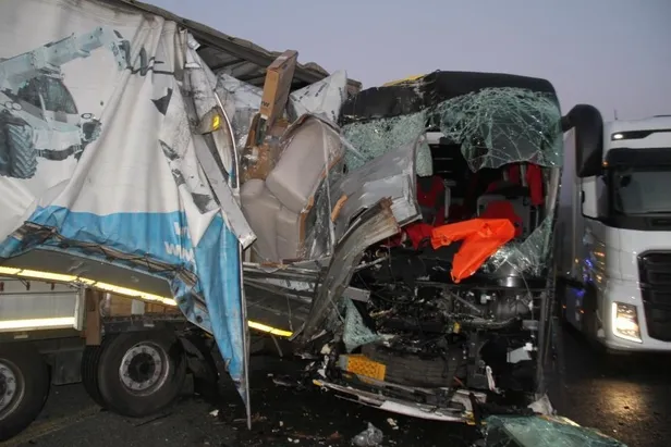 Elazığ'da feci kaza! Yolcu otobüsü ile tır çarpıştı: 1 ölü, 32 yaralı-3