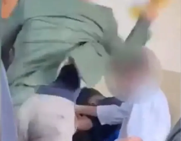 beylikduzunde-okuldan-sok-goruntuler-ogrencisini-kitapla-darbeden-ogretmen-hakkinda-sorusturma-baslatildi-1699447651217.jpg Beylikdüzü'nde okuldan şok görüntüler! Öğrencisini kitapla darbeden öğretmen hakkında soruşturma başlatıldı-4