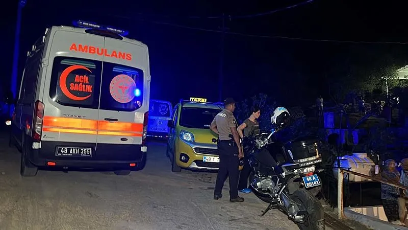 Bodrum'da kanlı pusu! Evlerinin salonunda otururken silahlı saldırıya uğrayan 2 kişi öldü: Polis, kaçan şüphelileri arıyor-4