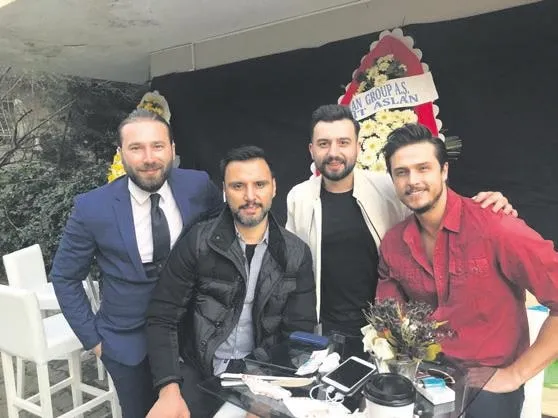 Ünlü isimler Ufuk Özcan ve ortağı İslam Demir'in sahibi olduğu KöftEtiler'in açılışında bir araya geldi-1