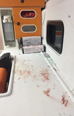 Yaralı sürücü sağlık görevlilerine silah çekti