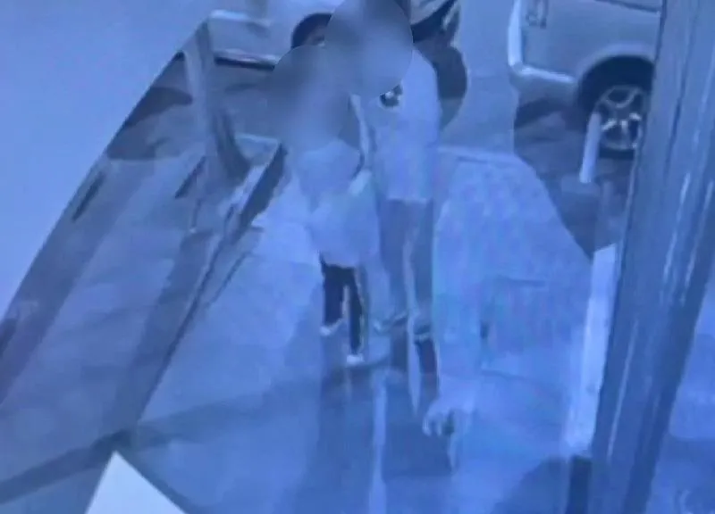 Kağıthane’de çocuklar dolabı yaktı dükkan ve 3 araç zarar gördü-2