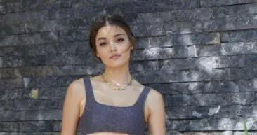 Hande Erçel kırmızı mini elbisesiyle hulahop çevirdi! 26 yaşındaki Hande Erçel...