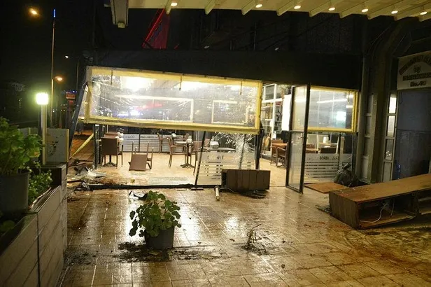1639354048108.jpeg Büyükçekmece'de alkollü sürücü direksiyon hakimiyetini kaybederek ortalığı savaş alanına çevirdi! 2 bekçi yaralandı-9