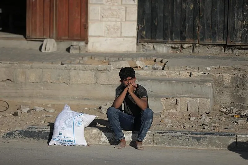 Filistinliler 2. gününde de Gazze'deki yardım dağıtım noktasına akın etti. (AA)