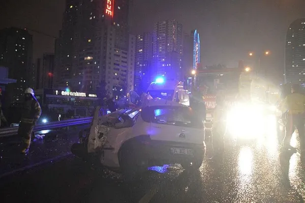 Son dakika: İstanbul'da gece yarısı yaşanan trafik kazasında ortalık savaş alanına döndü! 1 ölü 1 yaralı-5