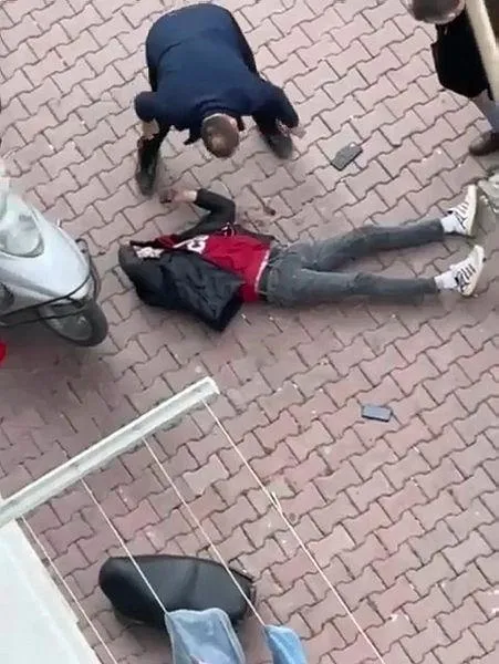 o-anlar-kamerada-annesiyle-tartisan-kardesini-buji-anahtariyla-dovdu-1666347756149.jpeg O anlar kamerada: Annesiyle tartışan kardeşini buji anahtarıyla dövdü-4